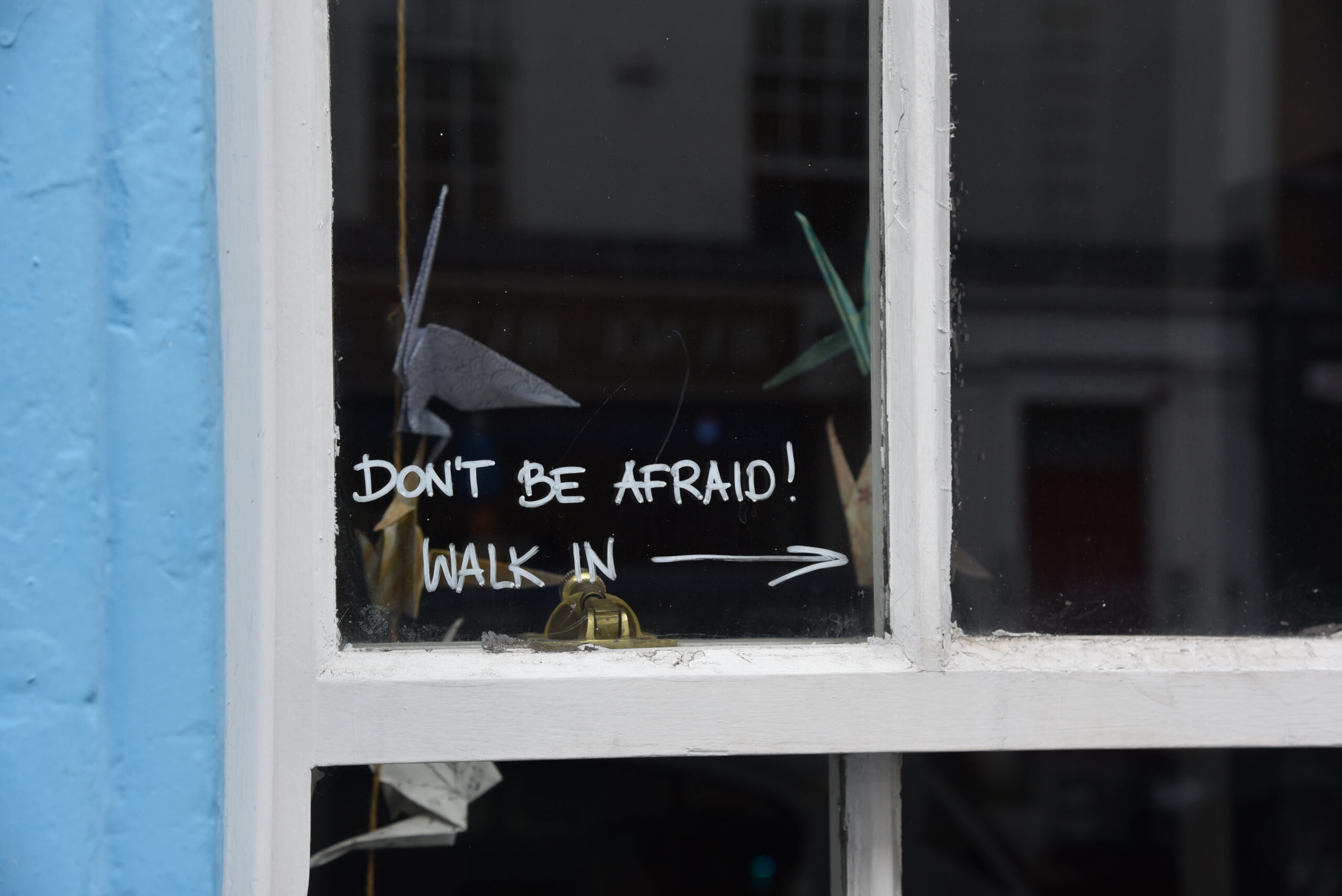 Foto: Fenster mit der Aufschrift "Don't be afraid! walk in!
